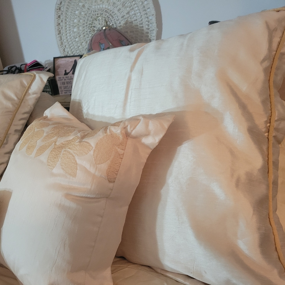 Elegant Cream & Gold Demask Luxury Bedding Set Queen Quilt, 2 Shams, 5 Pillows - Picture 6 of 13